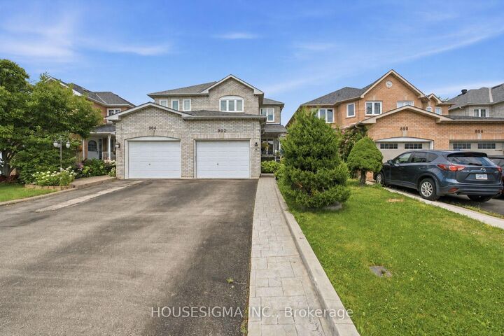Property Photo: 902 Applecroft Circle ON L5V 2A7
