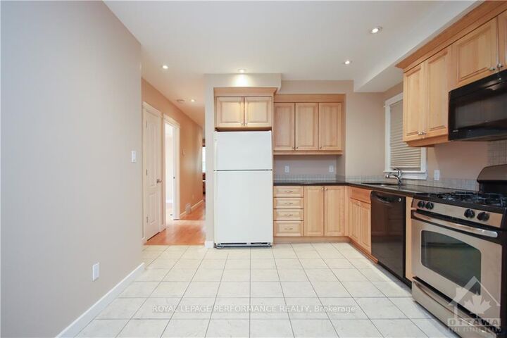 Property Photo:  736 Cooper Street W 2  ON K1R 5J6 