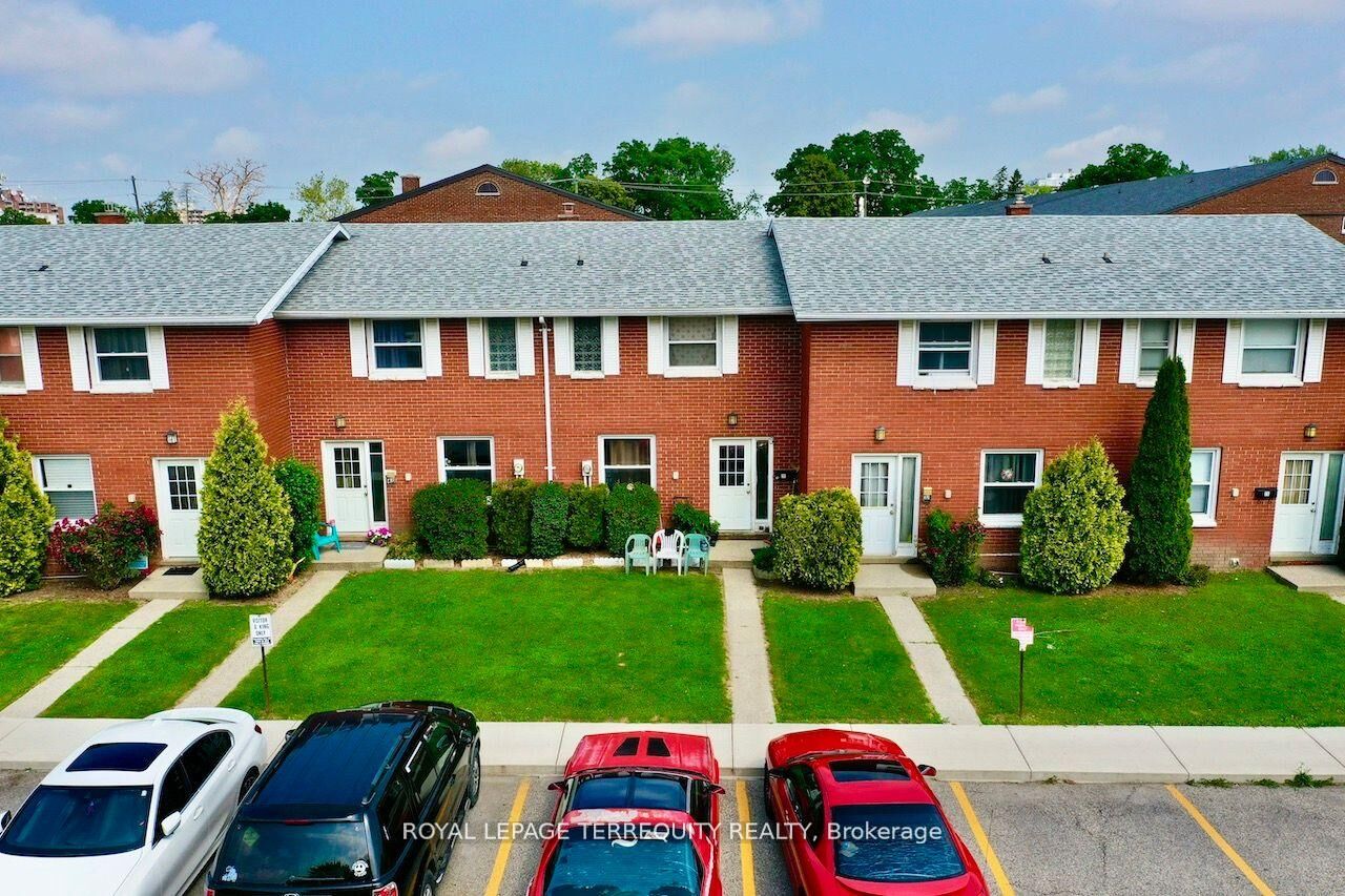 Property Photo:  39 Orchard Place  ON N7M 1A6 