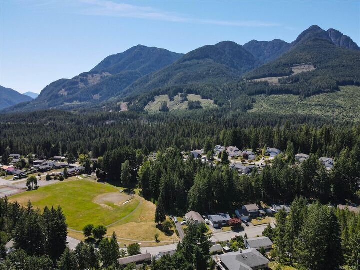 Property Photo:  528 Eagle Cres  BC V0P 1G0 