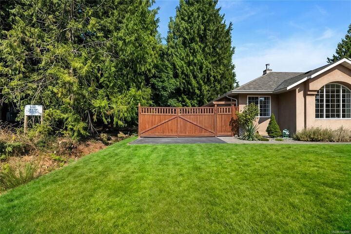 Property Photo: 3576 Hidden Oaks Cres BC V0R 1L4