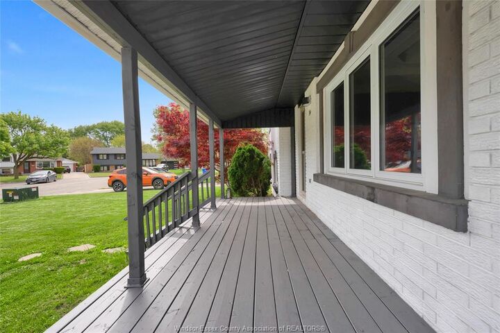 Property Photo:  74 Chestnut Drive  ON N7M 4Z1 