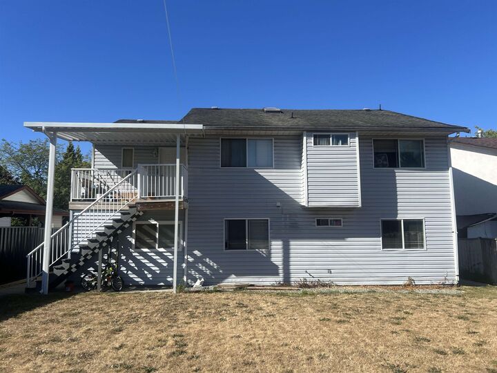 Photo de la propriété:  13342 79 Avenue  BC V8W 8H4 