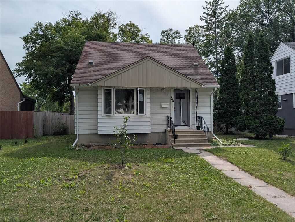 Property Photo:  656 Munroe Avenue  MB R2K 1H8 