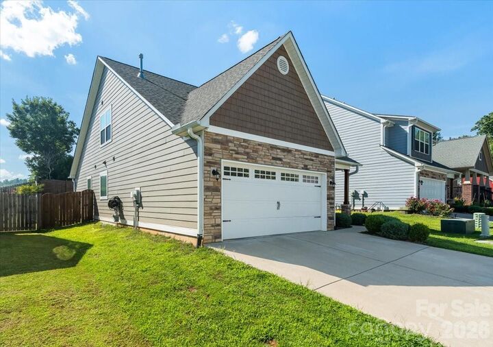 Property Photo:  15 Hyde Park Place  NC 28704 