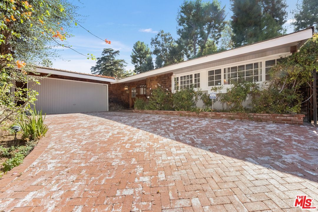 Property Photo: 5824 Laramie Ave CA 91367