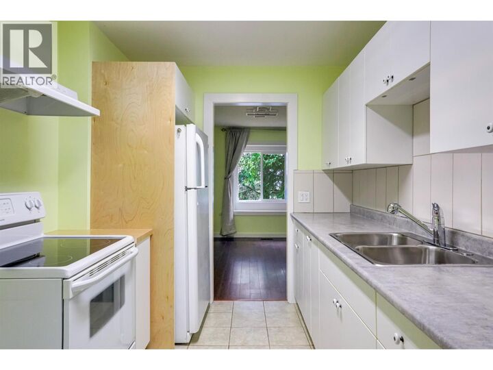Property Photo: 91 Oriole Street BC V8C 1M6