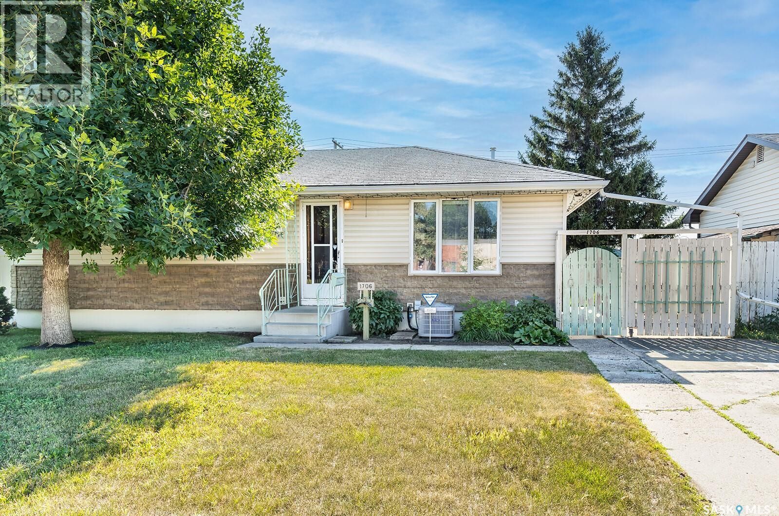 Property Photo: 1706 Ruth Street E SK S7J 0L9