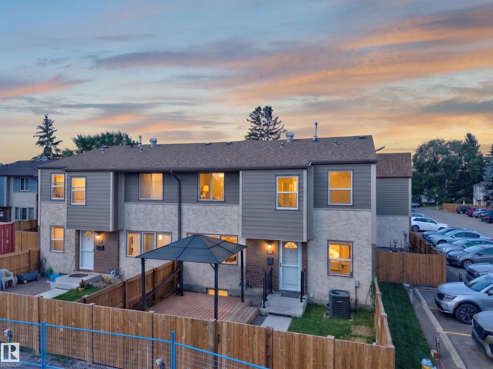 Property Photo: 23 Willowdale Place NW AB T5T 1Z4