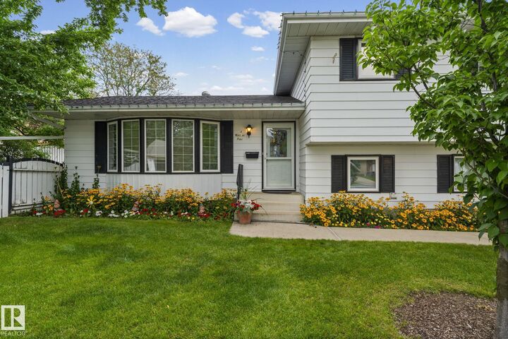 Property Photo:  4 Woodlake Road  AB T8A 4B2 