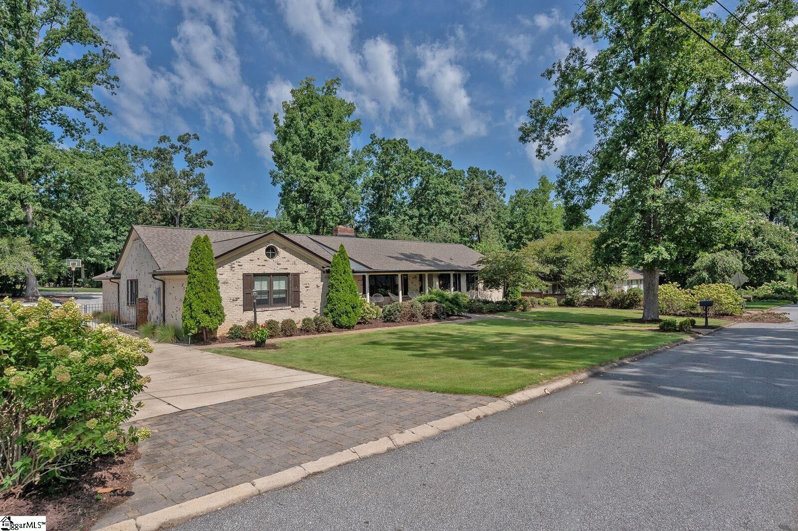Property Photo: 303 Bridgewater Drive SC 29615