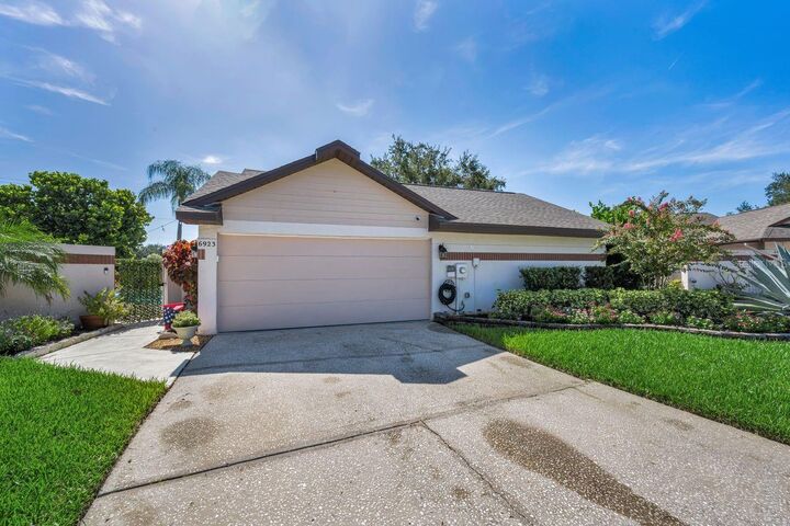 Property Photo:  6923 Silvermill Drive  FL 33635 