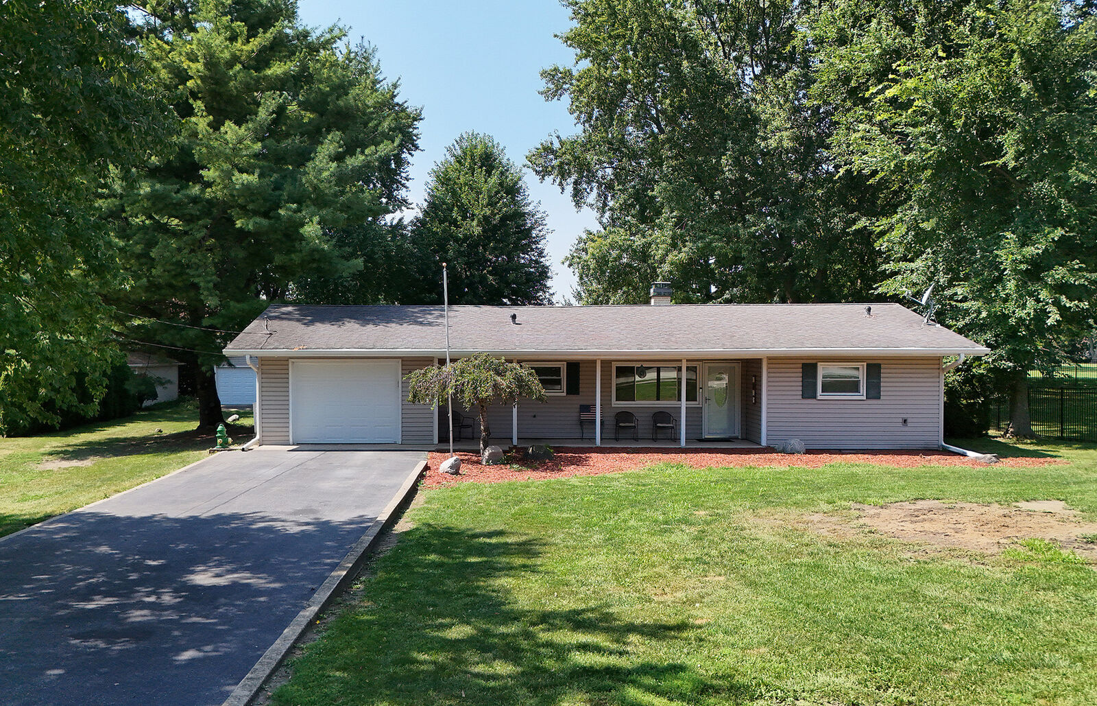 Property Photo:  