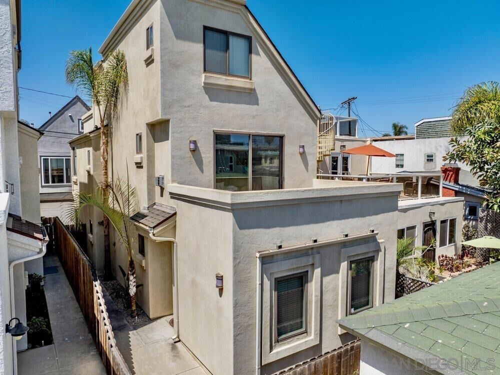 Property Photo:  818 Queenstown Court  CA 92109 