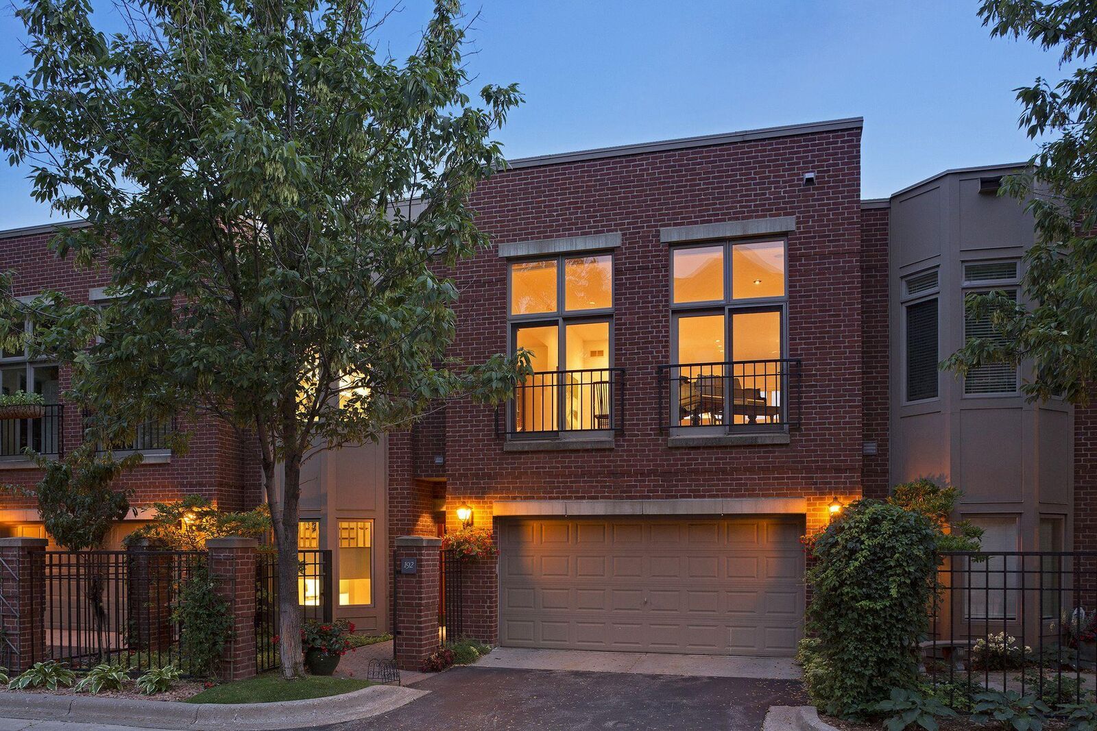 Property Photo:  192 Bank Street SE  MN 55414 