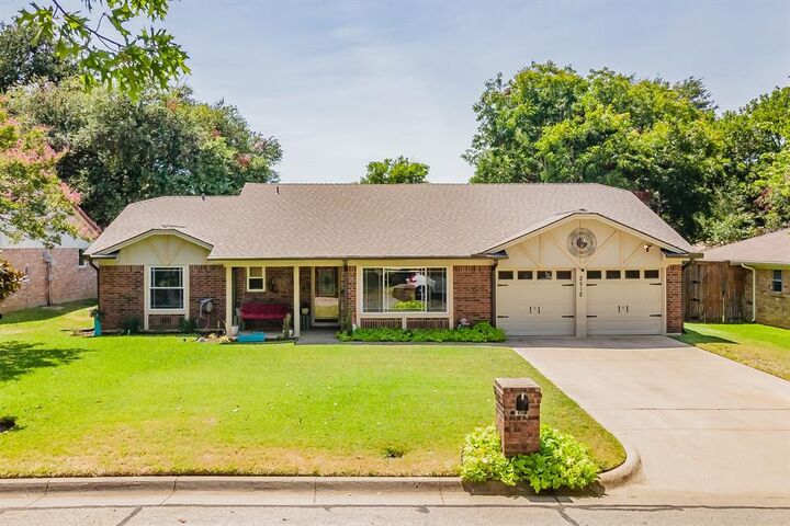 Property Photo: 2512 Glassboro Circle TX 76015