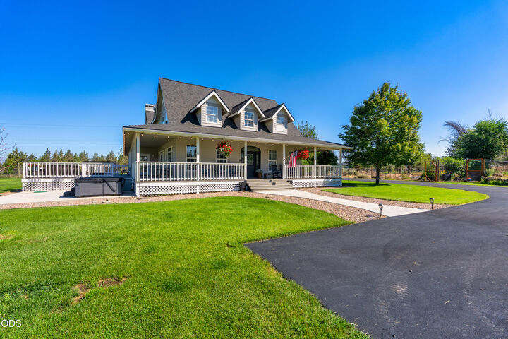 Property Photo: 6225 SW Zenith Avenue OR 97756