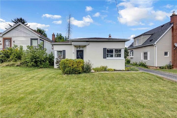 Property Photo: 31 Scotia Avenue ON L8K 4X4
