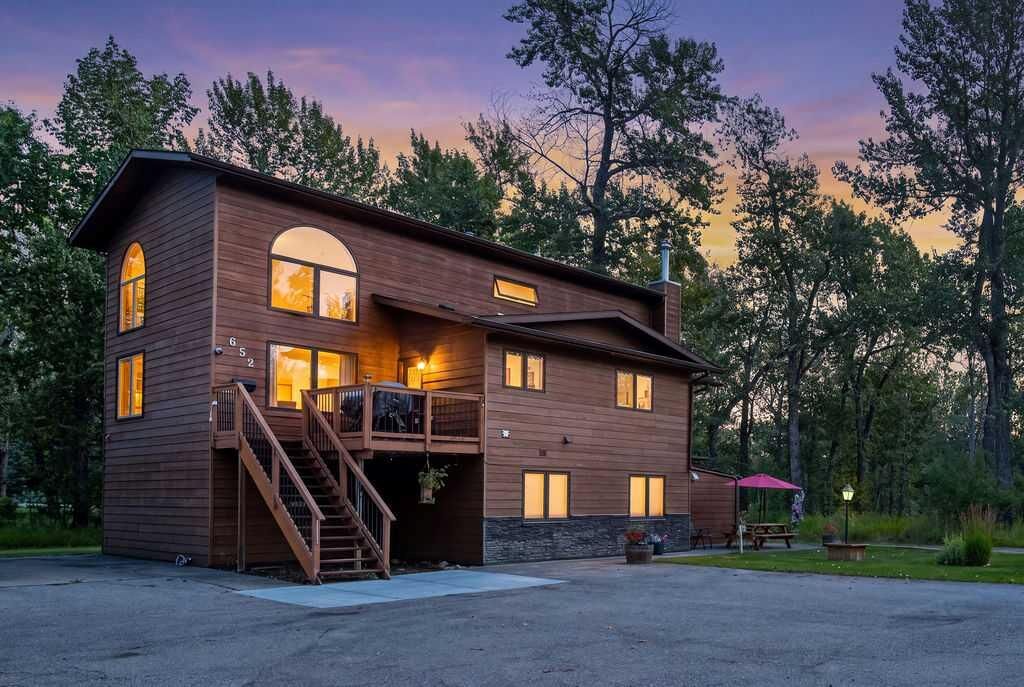 Property Photo:  652 North Royalite Way NE  AB T0L 2A0 