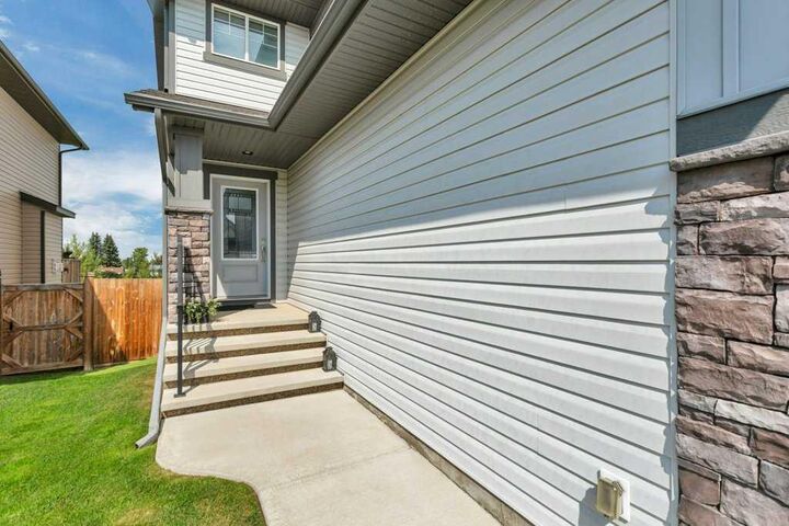 Property Photo: 11 Bardwell Way AB T4S 0M9