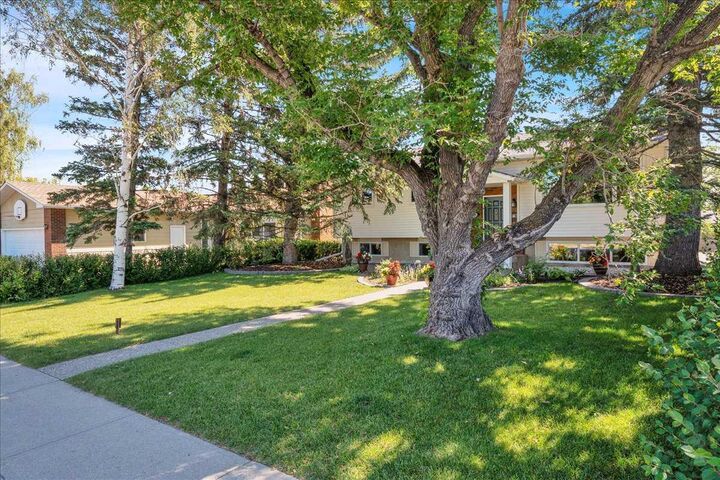 Property Photo: 228 Nottingham Road NW AB T2K 5N5