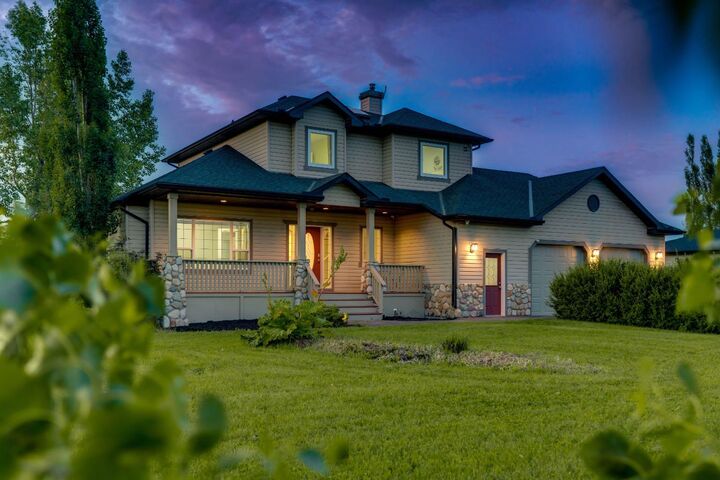 Property Photo: 112 Pinto Lane SE AB T4B 2A4