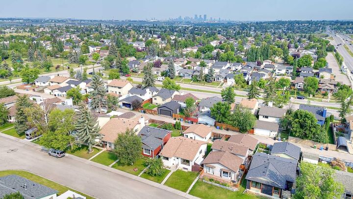 Property Photo: 40 River Valley Crescent SE AB T2C 3J8