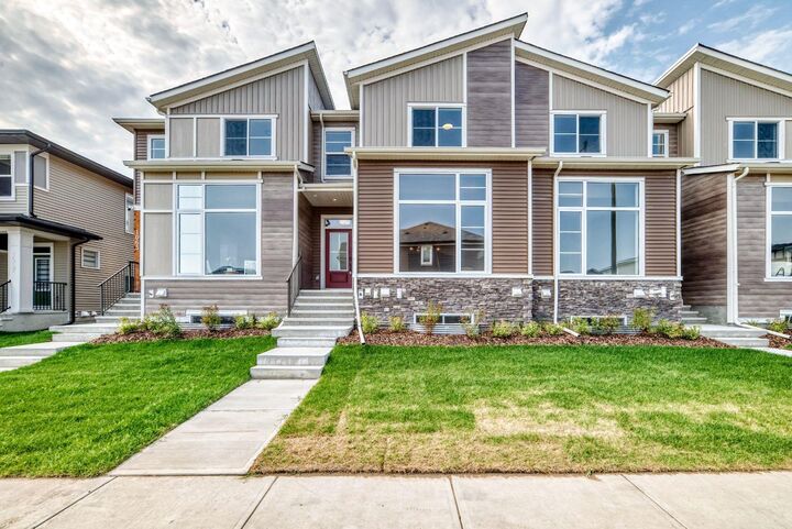 1063 Bayview Crescent SW — photo 1