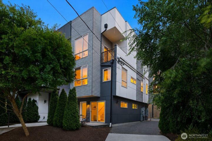 Property Photo:  3817  Gilman Avenue W  WA 98199 