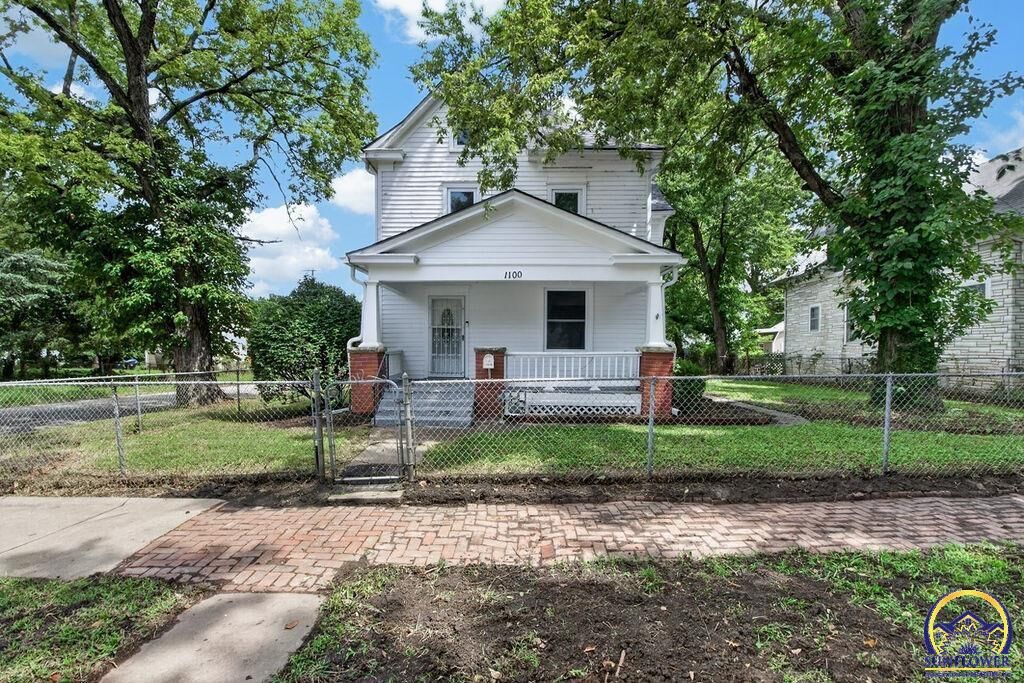 Property Photo:  1100 SW Macvicar Ave  KS 66604 