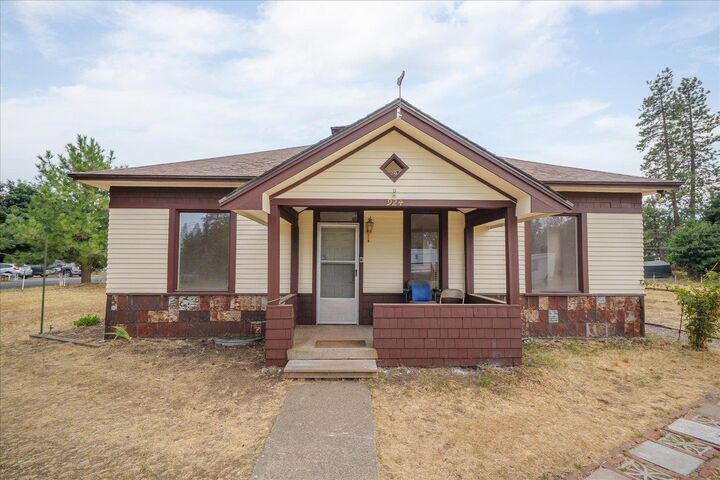 Property Photo: 924 E Ladd St WA 99022
