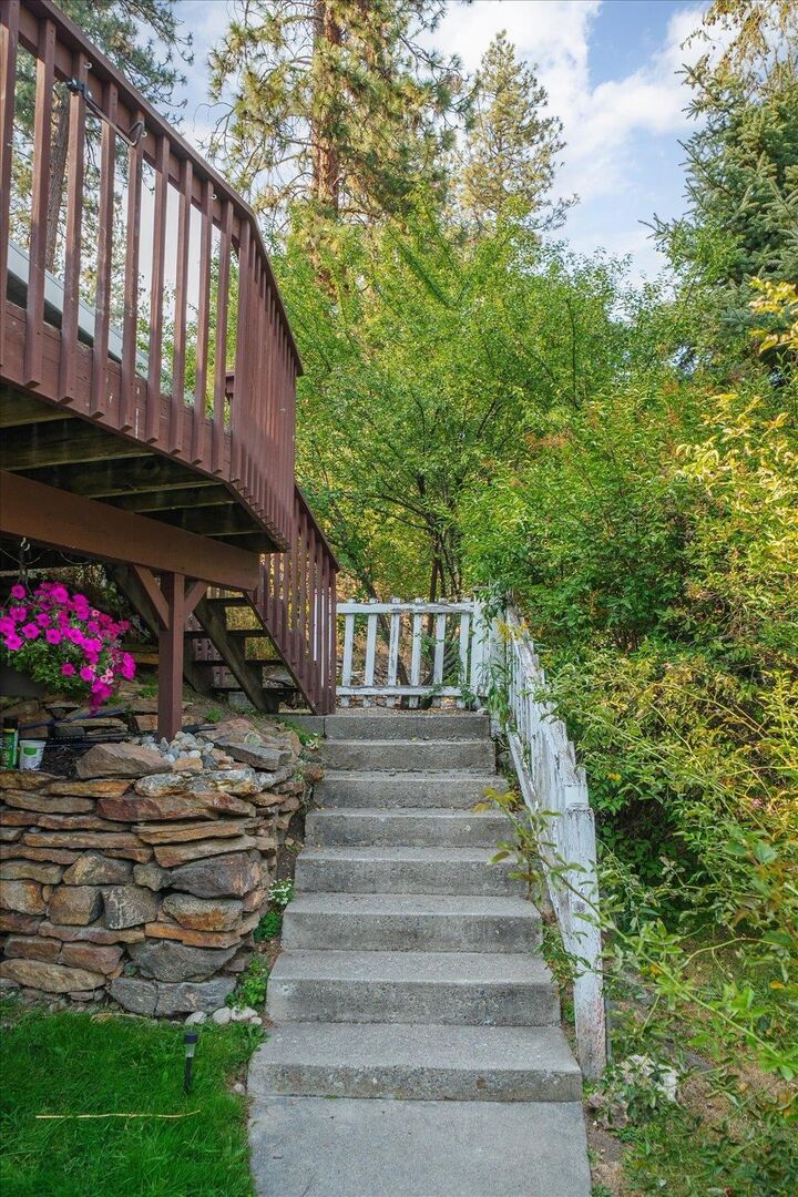 Property Photo: 1426 S McHenry Dr WA 99010