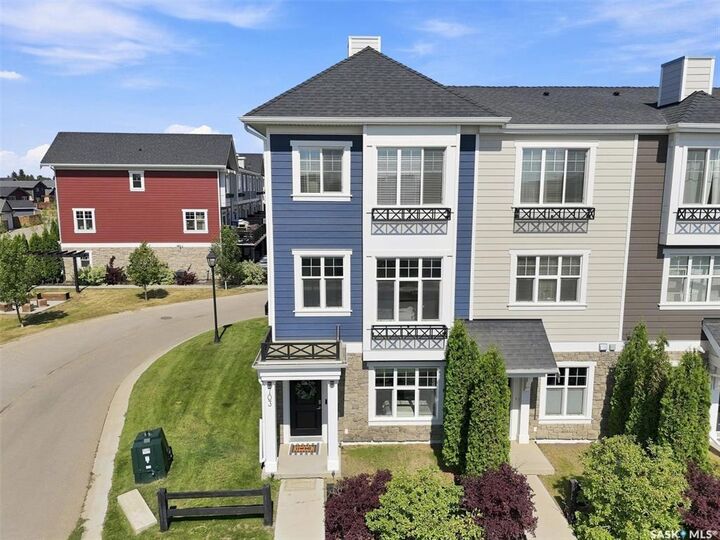 Photo de la propriété:  703 Meadows Boulevard  SK S7V 0L3 