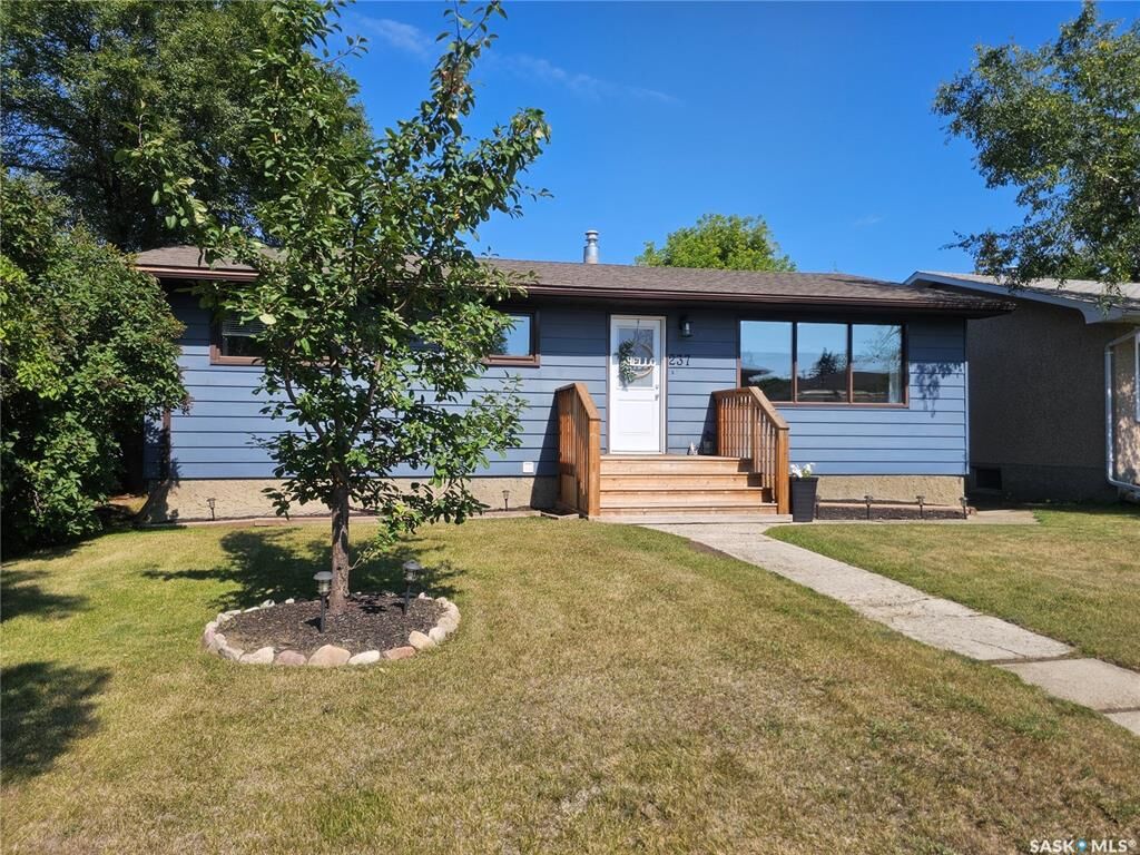 Property Photo: 237 6th Avenue E SK S0K 5L0