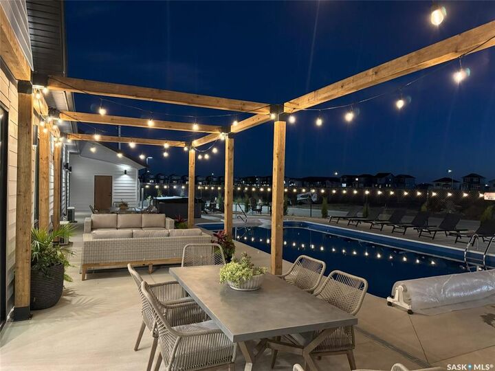 Property Photo:  105 Hathway Crescent 1  SK S7V 0P5 