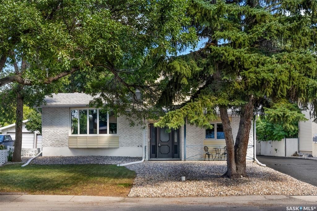 Property Photo:  305 Hanley Crescent  SK S4R 5A9 