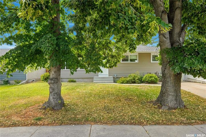 Property Photo:  510 Dalhousie Crescent  SK S7H 3S6 