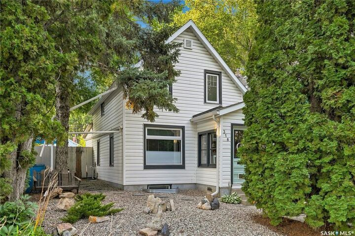 Property Photo:  318 27th Street W  SK S7L 0J6 