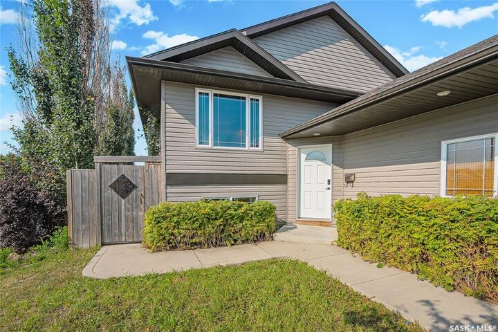 Property Photo:  318 Lucyk Crescent  SK S7W 0E8 