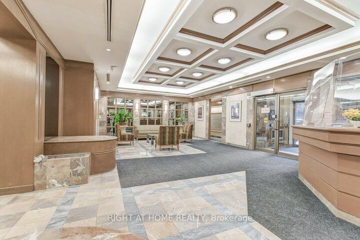 Property Photo: 25 Grenville Street Ph2 ON M4Y 2X5