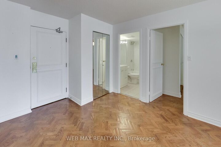 Property Photo: 25 Grenville Street 1808 ON M4Y 2X5