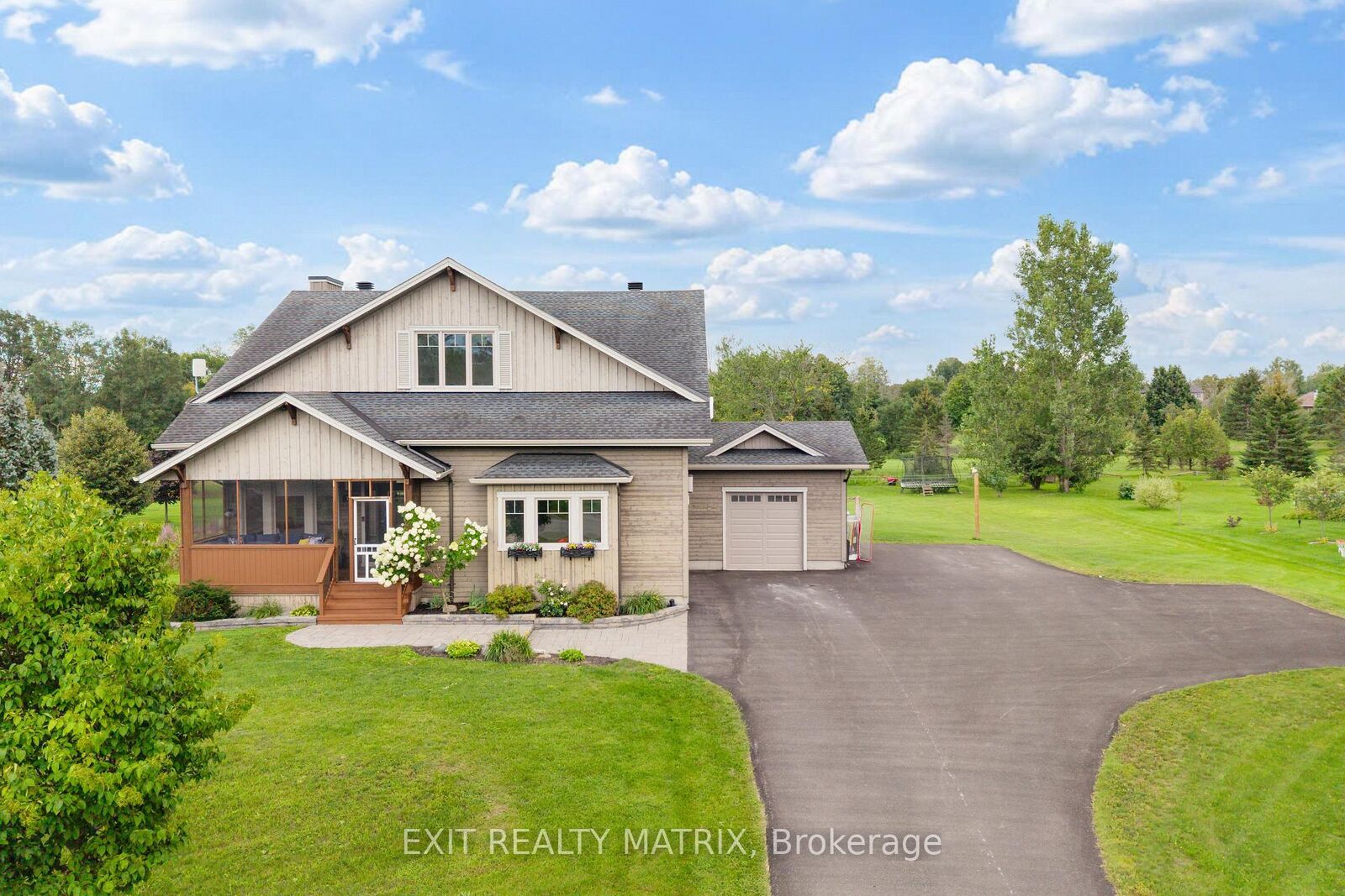 Property Photo: 123 Muirfield Court ON K0A 2X0