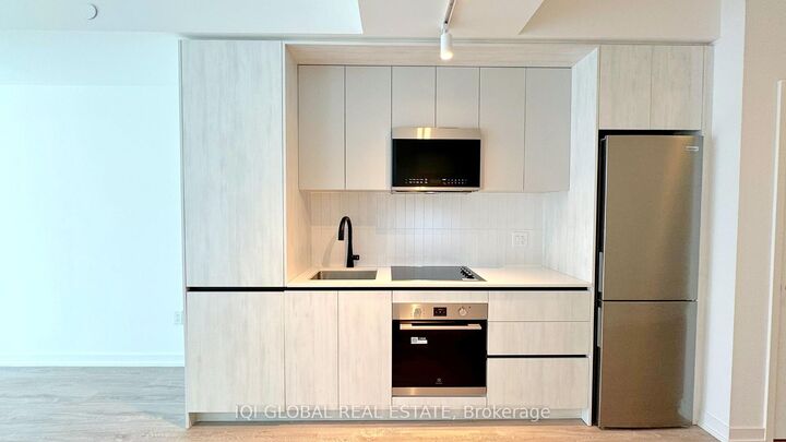 Property Photo:  2485 Eglinton Avenue W 1007  ON L5M 2V8 