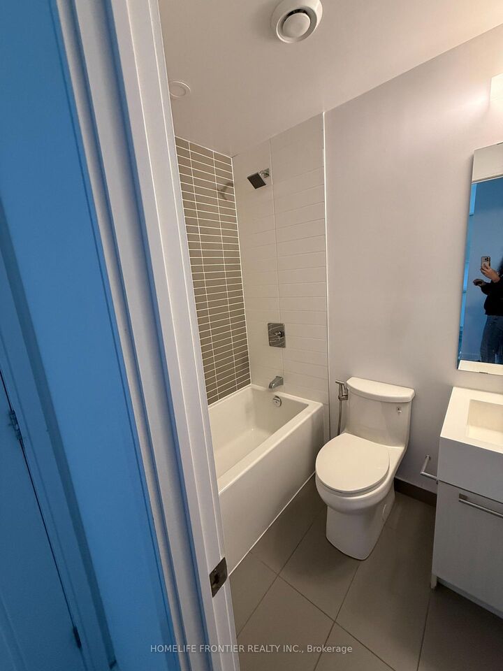 Property Photo:  25 Neighbourhood Lane 909  ON M8Y 0C4 
