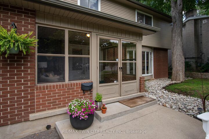 Property Photo: 51 Murrayhill Court ON N2E 1N8