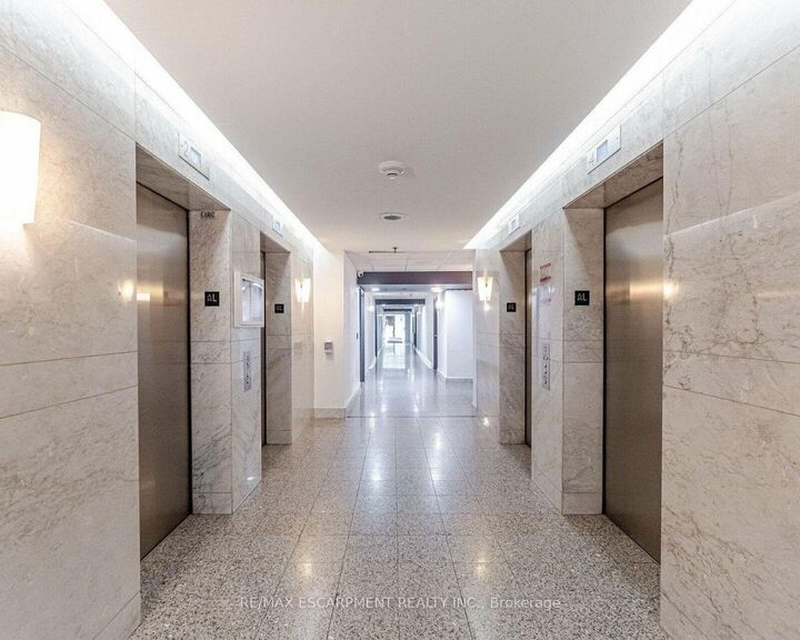 Property Photo: 325 Webb Drive 802 ON L5B 3Z9