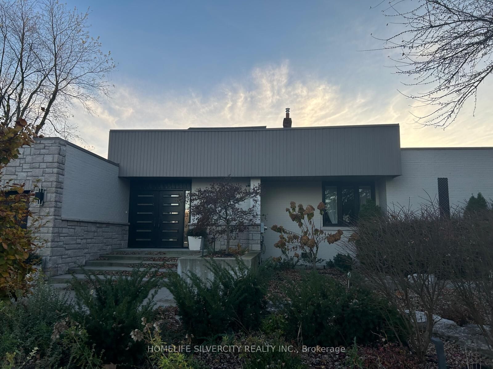 Property Photo: 37 Michelangelo Boulevard ON L6P 0H1