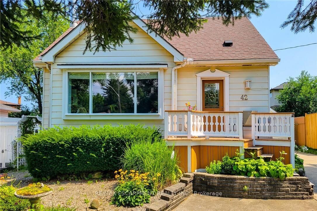 Property Photo:  42 Lake Avenue N  ON L8E 1L3 