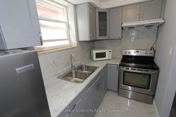 Property Photo:  31 Fifteenth Street 1  ON M8V 3J3 