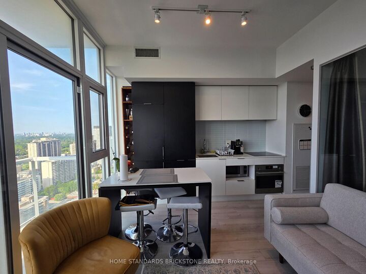 Property Photo:  33 Helendale Avenue 2602  ON M4R 0A4 